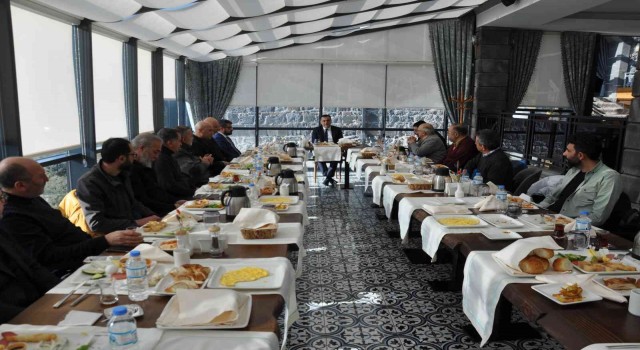 Vali Öksüz, gazetecilerle bir araya geldi