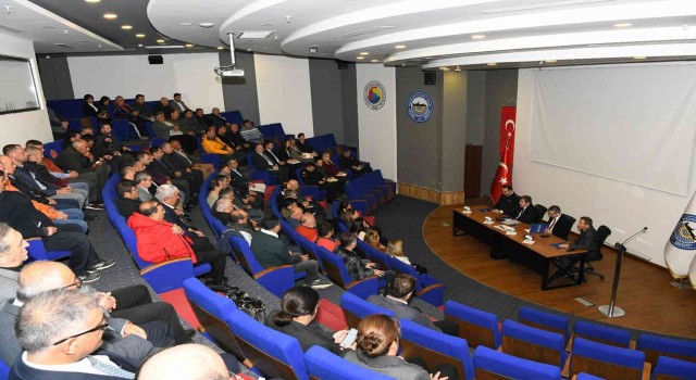 Vali Tavlı Bodrumda muhtarlar ile bir araya geldi