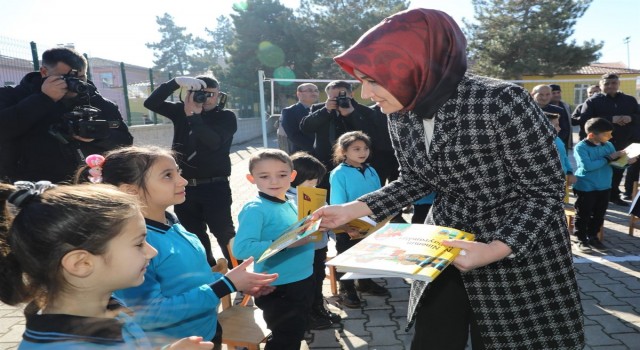 Vali Yiğitbaşından kitap okuma alışkanlığına destek