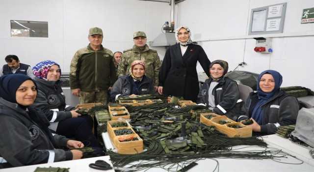 Validen askeri malzeme üreten fabrikada çalışan kadınlara övgü dolu sözler: