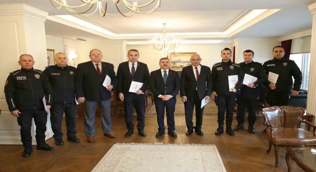 Validen polislere başarı belgesi