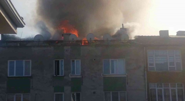Valilik yakınında korkutan yangın, çatı alev alev yandı