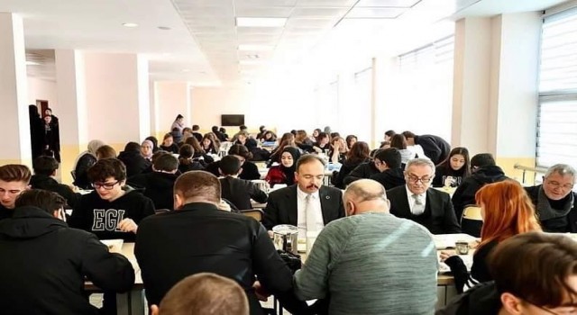 Valinin jestine öğrencilerden kahve daveti