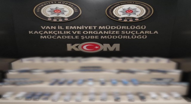 Vanda kaçak cep telefonu ve sigara ele geçirildi