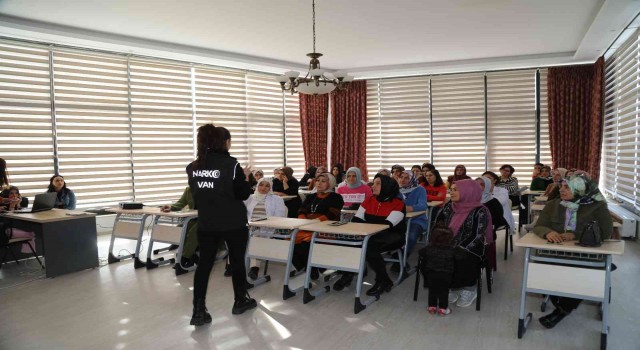 Vanda kadınlara uyuşturucu ile mücadele semineri