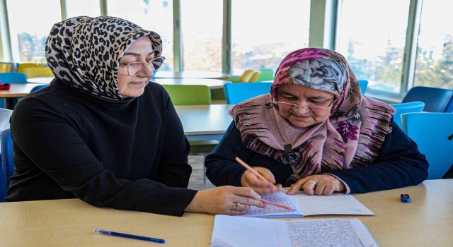 Vanlı kadınlar Büyükşehirle okuma-yazma öğreniyor