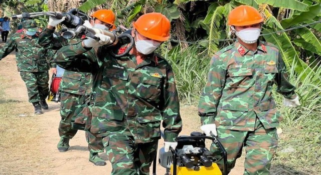 Vietnamda 35 metre derinliğindeki sütunun içine düşen çocuktan kötü haber