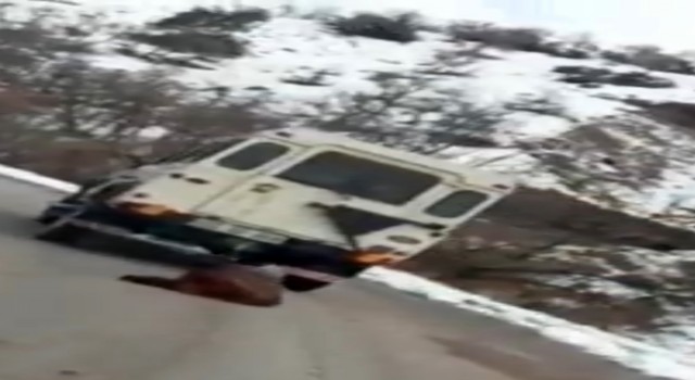 Vurdukları domuzu aracın arkasına bağlayarak sürüklediler