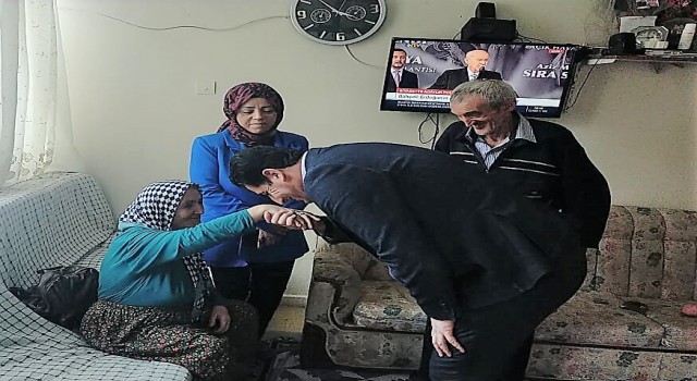 Yağışa aldırmayan yaşlı adam, engelli eşini tekerlekli sandalyeyle Cumhurbaşkanına götürdü