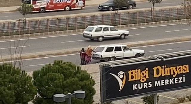Yakıtı biten aracı kilometrelerce iten kadınlar, erkeklere taş çıkarttı