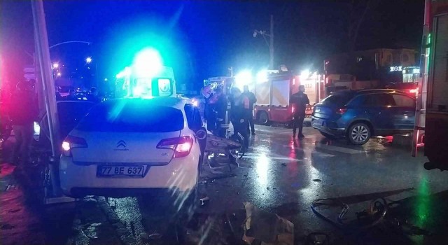Yalovada iki otomobil çarpıştı: 1i ağır 4 yaralı