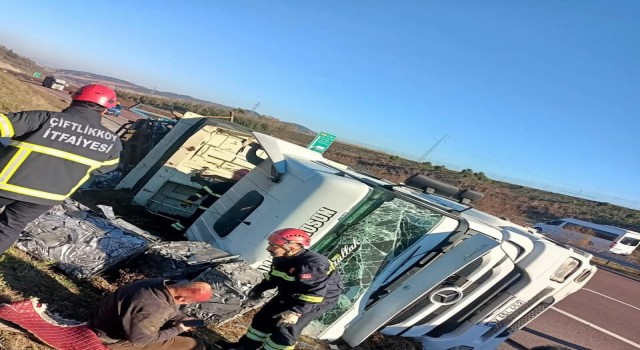Yalovada kontrolden çıkan tır devrildi: 1 yaralı