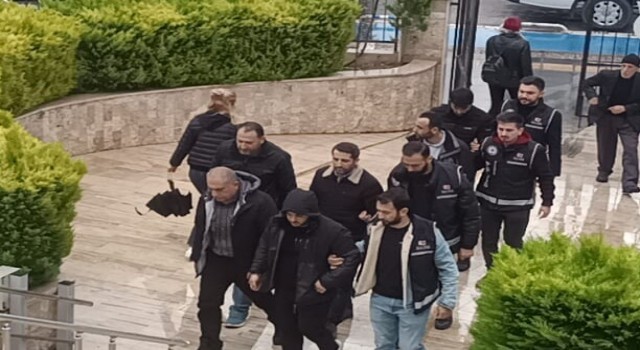 Yasa dışı yollarla yurt dışına kaçmak isterken yakalandılar