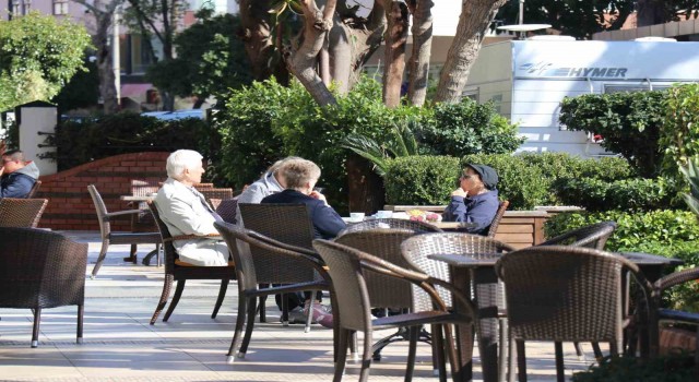 Yaşlı turistler, kış mevsiminde Alanyayı tercih ediyor