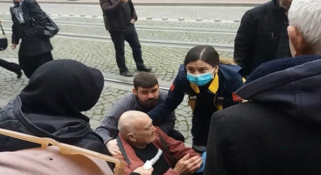 Yaya tramvaya çarptı