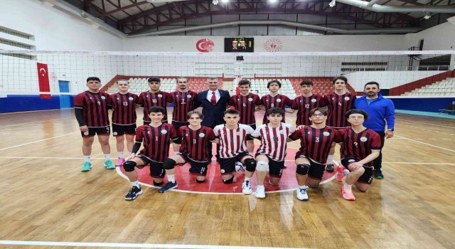 Yeni kurulan voleybol takımı, ilk maçından galibiyetle ayrıldı