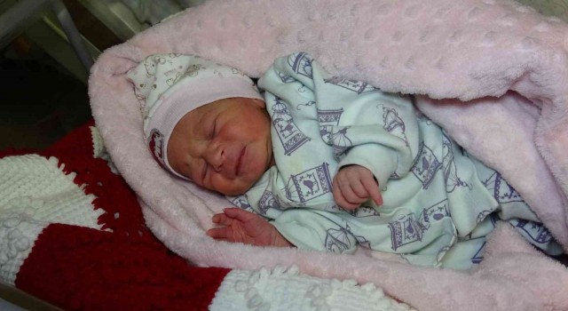Yeni yılın ilk bebeği dünyaya geldi