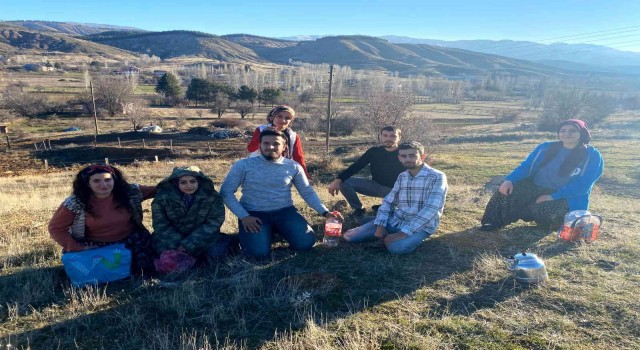 Yer aynı, arkadaşlar aynı, tarih farklı: Elazığda 7 çocukluk arkadaşı, 18 yıl sonra aynı yerde buluşup ayını fotoğrafı çektirdi