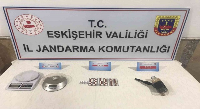 Yeşil reçeteli hap ticareti yapan şahıslar suçüstü yakalandı