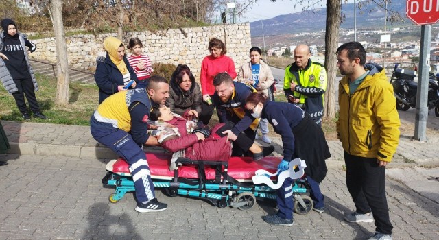 Yokuşta geri kayan minibüsten atlayan kadın yaralandı