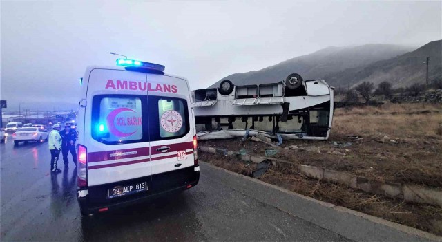 Yoldan çıkan işçi servisi takla attı: 1i ağır 22 yaralı