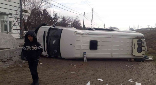Yoldan çıkan minibüs evin duvarına çarptı: 1 ölü, 1i ağır 5 yaralı