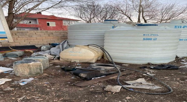 Yüksekovada 32 bin litre kaçak akaryakıt ele geçirildi