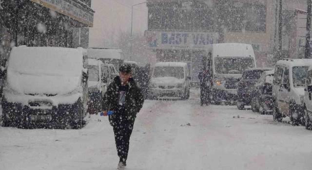 Yüksekovada yoğun kar yağışı