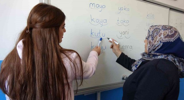Yüksekovalı kadınlardan Okuma Yazma Seferberliğine yoğun ilgi