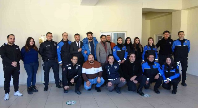 Yüksekovalı Polisler ‘Özel gereksinimli çocuklara müzik ziyafeti verdi