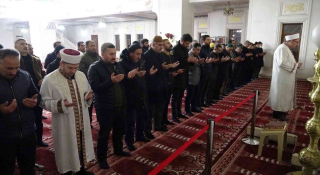 Yüksekovalılar İsveçte Kuran-ı Kerimi yakan Rasmus Paludanın çirkin eylemine karşı sabah namazında dualarla tepki gösterdiler