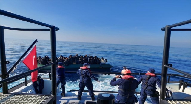 Yunanistanın Türk kara sularına ittiği 113 düzensiz göçmen kurtarıldı