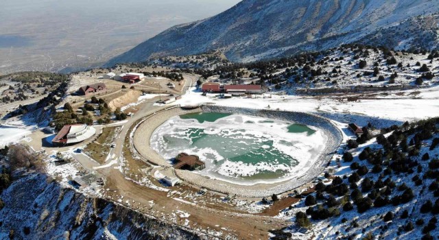 Yüzeyi buz tutan Ardıçlı Gölünde mest eden kış manzarası