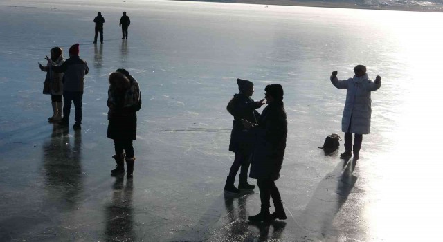 Yüzeyi buzla kaplanan Çıldır Gölü misafirlerini ağırlamaya başladı