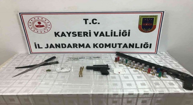 Zehir taciri jandarmadan kaçamadı