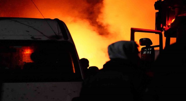 Zeytinburnunda doğalgaz borusu patladı: 4 araç yandı