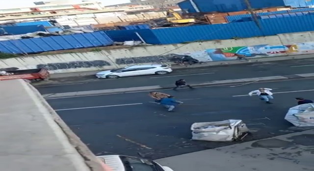 Zeytinburnunda kağıt toplayıcıları arasında karton kavgası kamerada