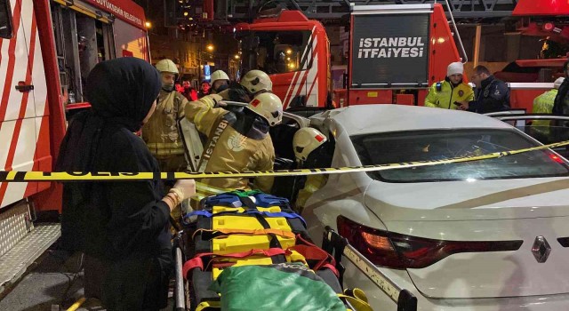Zeytinburnunda tramvay ile otomobil çarpıştı: 1 kişi yaralandı, seferler durdu