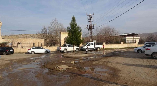 Ziyaretçi akınına uğrayan türbenin yolu dikkat çekiyor