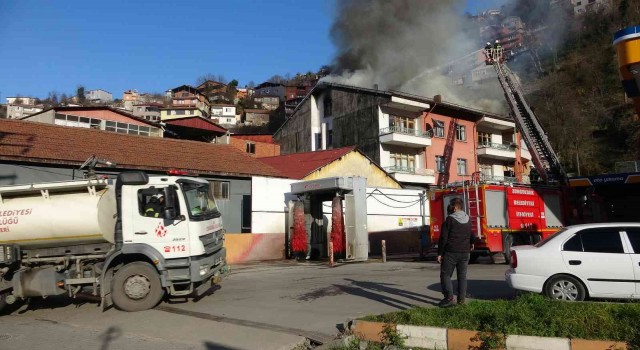 Zonguldakta dört katlı evin çatısı yandı