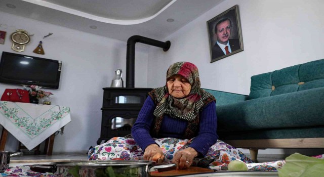 Zülfiye nine, dualar eşliğinde hazırladığı yaprak sarmalarını ikram etmek için Cumhurbaşkanı Erdoğanı bekliyor