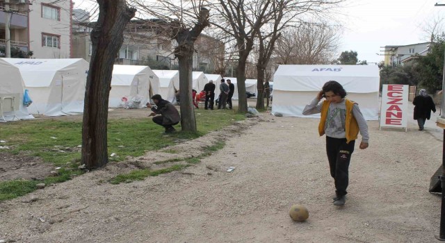 10 yaşındaki çocuk kendisine gelen pastayı Kızılaya bağışladı