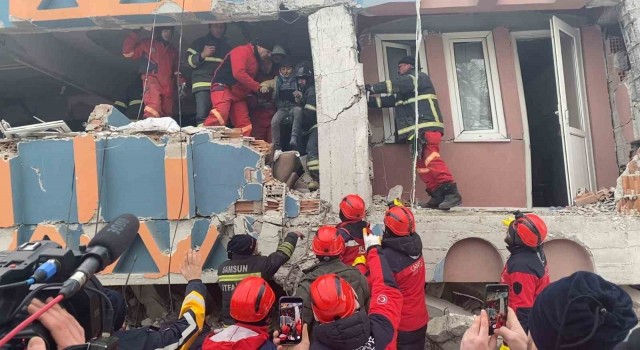10 yaşındaki Mustafayı enkazdan çıkartan ekip, o anları anlattı