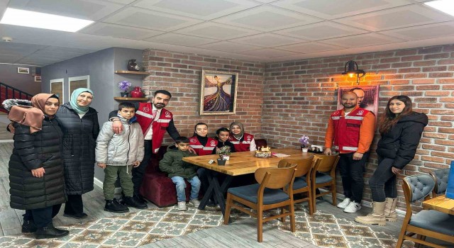 11 yaşındaki depremzede Zeynepe Kahramankazanda sürpriz doğum günü yapıldı