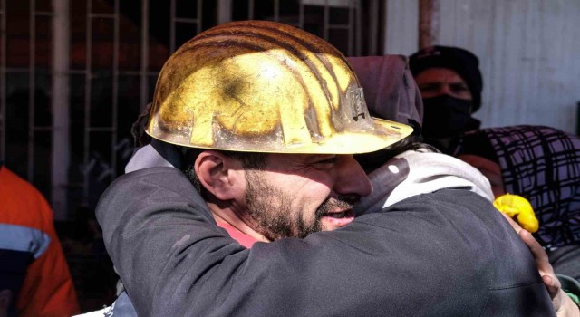 11.günde 248.saatte kurtarılan Aleyna Ölmezin yakınları madencilere sarılıp ağladı