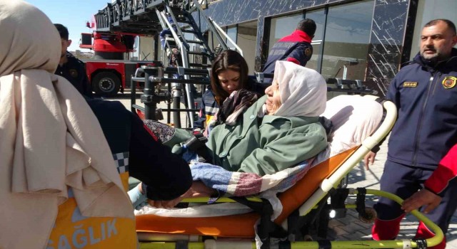 11inci kattaki evlerinden çıkamayan anne ve oğlu 384 saat sonra kurtarıldı