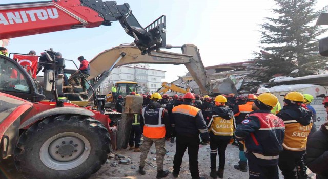 121. saatte depremin kalbinde tüm ekipler, Ülküyü çıkarmak için seferber