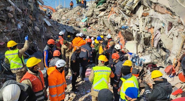 128inci saatte çifte sevinç, baba ile bebeği sağ kurtarıldı