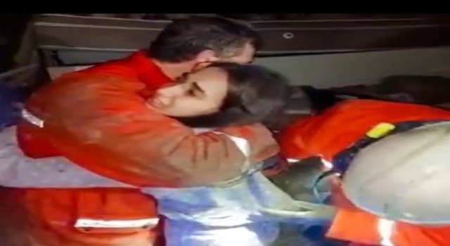 16 yaşındaki Şevval, enkazdan altından sağ kurtarıldı