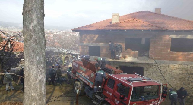 2 katlı ev, yangın sonucu kullanılamaz hale geldi